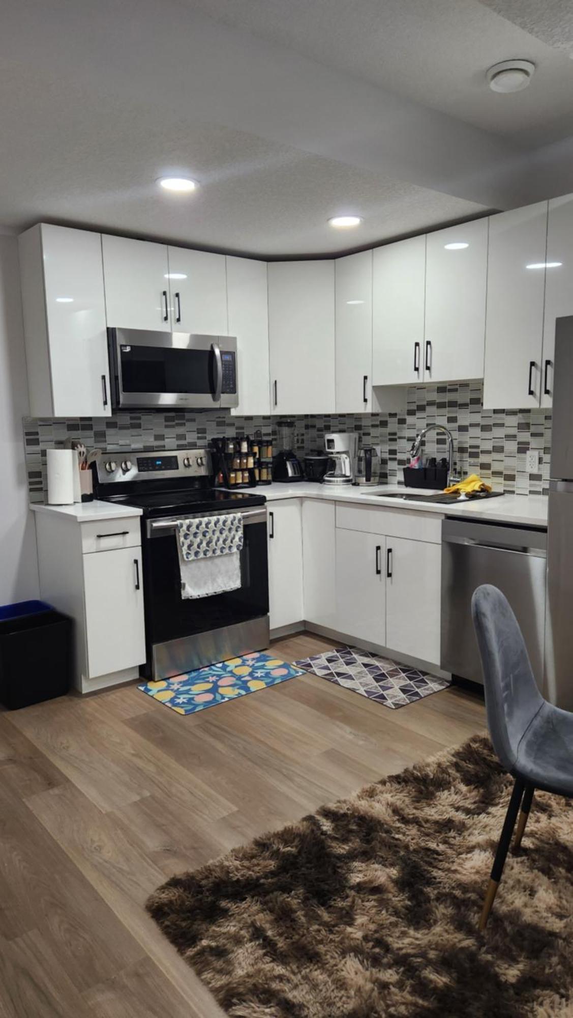 Modern 2 Bedroom Basement Suite At West Edmonton Eksteriør billede