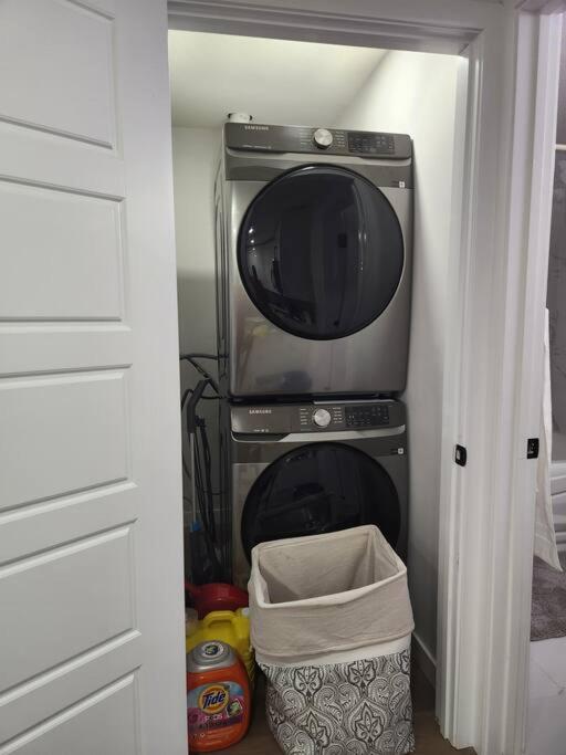 Modern 2 Bedroom Basement Suite At West Edmonton Eksteriør billede